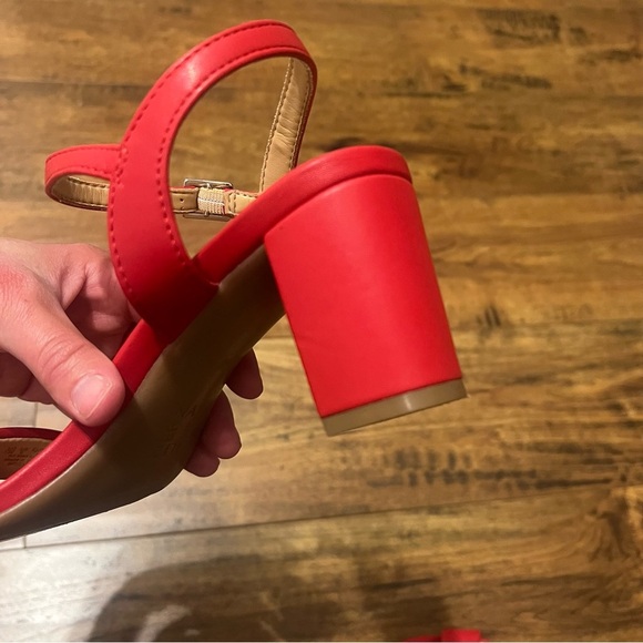 NATURALIZER Women’s Bristol Sandals Faux Red Leather Heels Size 7.5 EUC - Picture 6 of 8